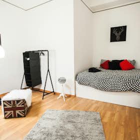Private room for rent for HUF 145,632 per month in Budapest, Teréz körút