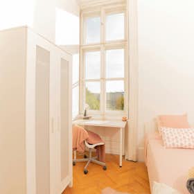 Private room for rent for HUF 112,620 per month in Budapest, Fő utca