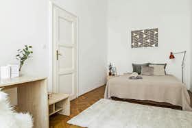 Private room for rent for HUF 147,118 per month in Budapest, Nagymező utca