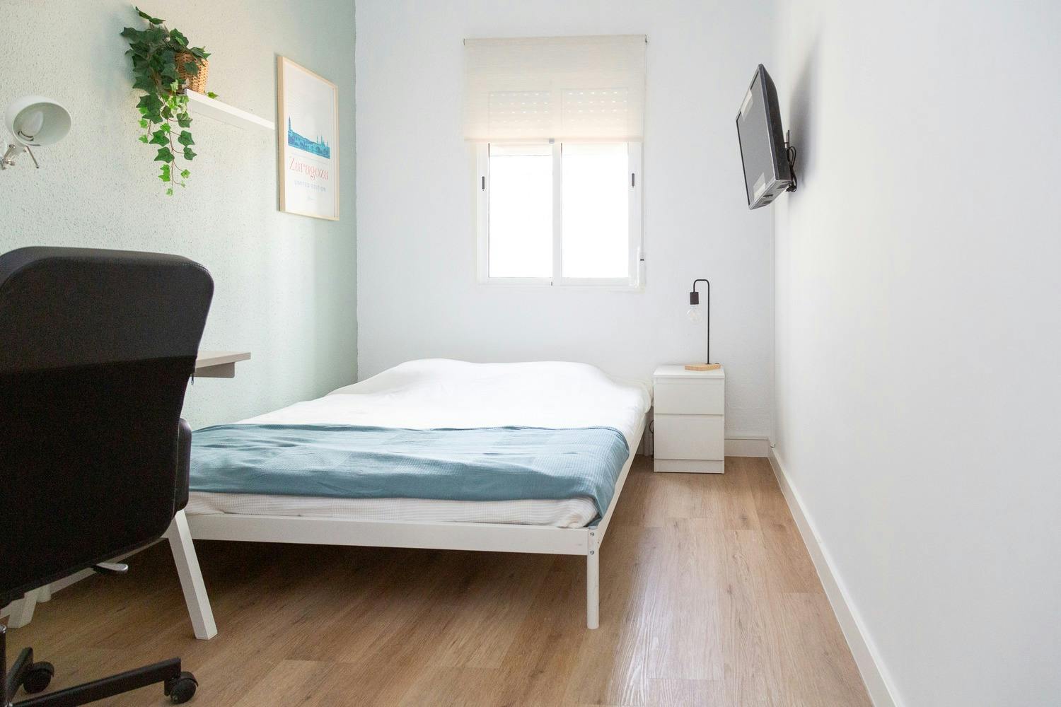 Private room for rent for €345 per month in Zaragoza, Calle Mariano Barbasán