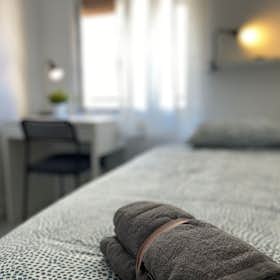 Private room for rent for €350 per month in Madrid, Calle del Puerto de la Morcuera