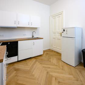 WG-Zimmer zu mieten für 650 € pro Monat in Berlin, Leibnizstraße