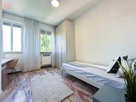 Private room for rent for €539 per month in Ferrara, Via Giuseppe Compagnoni