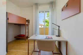 Private room for rent for €528 per month in Ferrara, Via Giuseppe Compagnoni