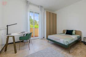 Private room for rent for €583 per month in Ferrara, Via Giuseppe Compagnoni