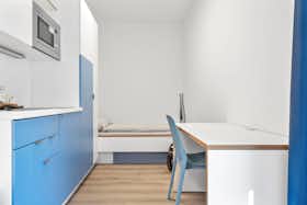 Studio for rent for €886 per month in Berlin, Rathenaustraße