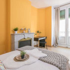 Private room for rent for €670 per month in Madrid, Calle de Bailén