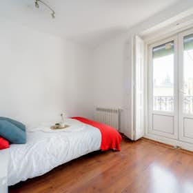 Private room for rent for €660 per month in Madrid, Calle de Bailén