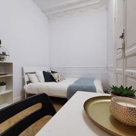 Private room for rent for €620 per month in Madrid, Calle de Preciados
