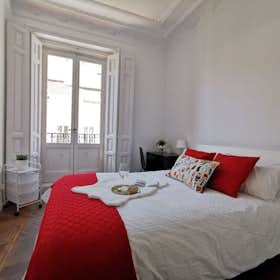 Private room for rent for €680 per month in Madrid, Calle de Preciados