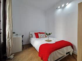 Private room for rent for €620 per month in Madrid, Calle de Preciados