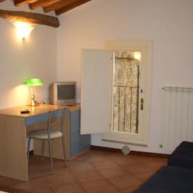 Studio for rent for €600 per month in Siena, Via Vallerozzi