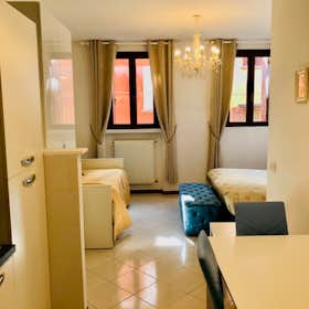 Apartment for rent for €1,700 per month in Bologna, Vicolo del Falcone