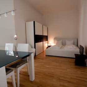 Apartment for rent for €1,700 per month in Berlin, Wisbyer Straße