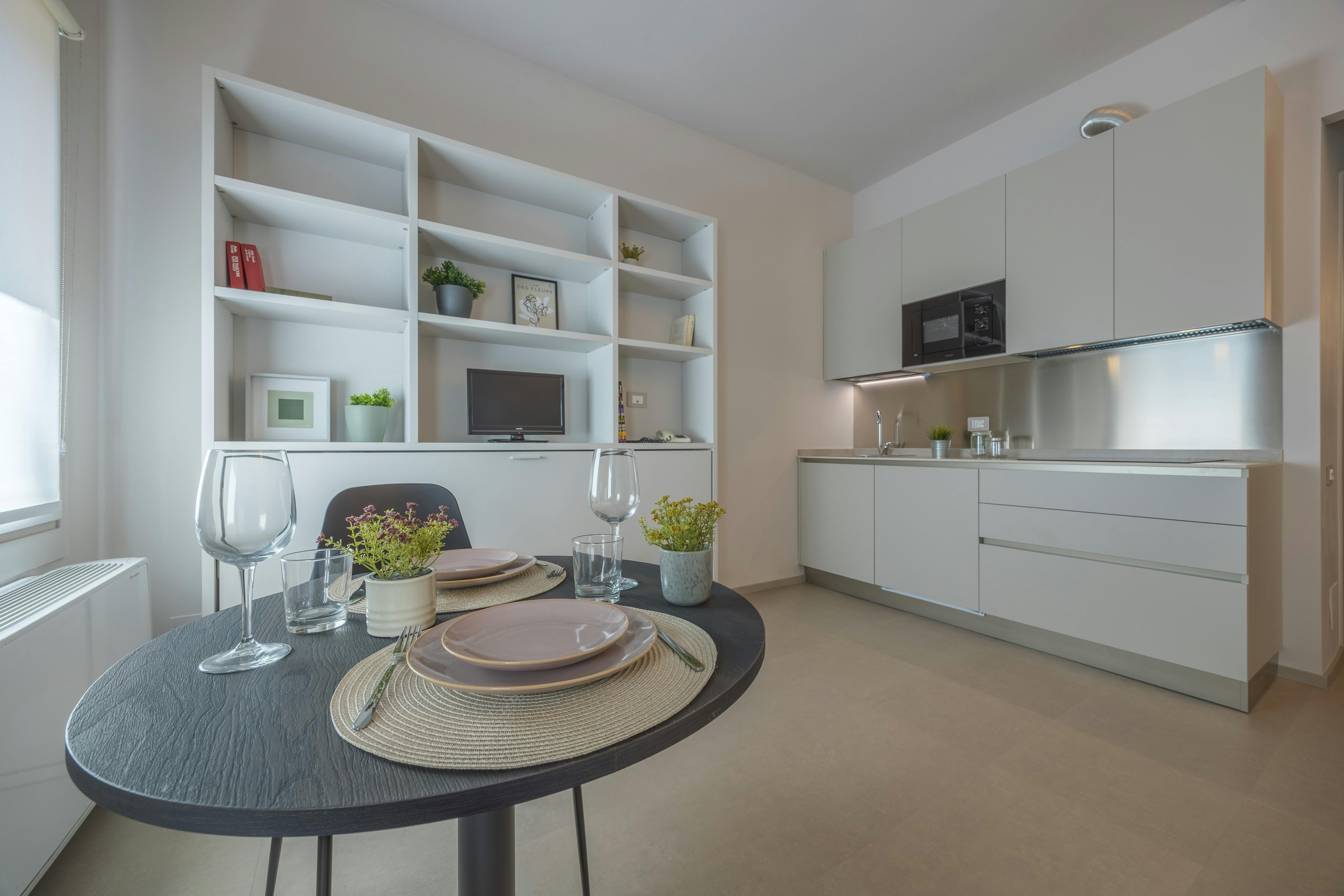 Studio for rent for €1,750 per month in Milan, Via Antonio Cesari