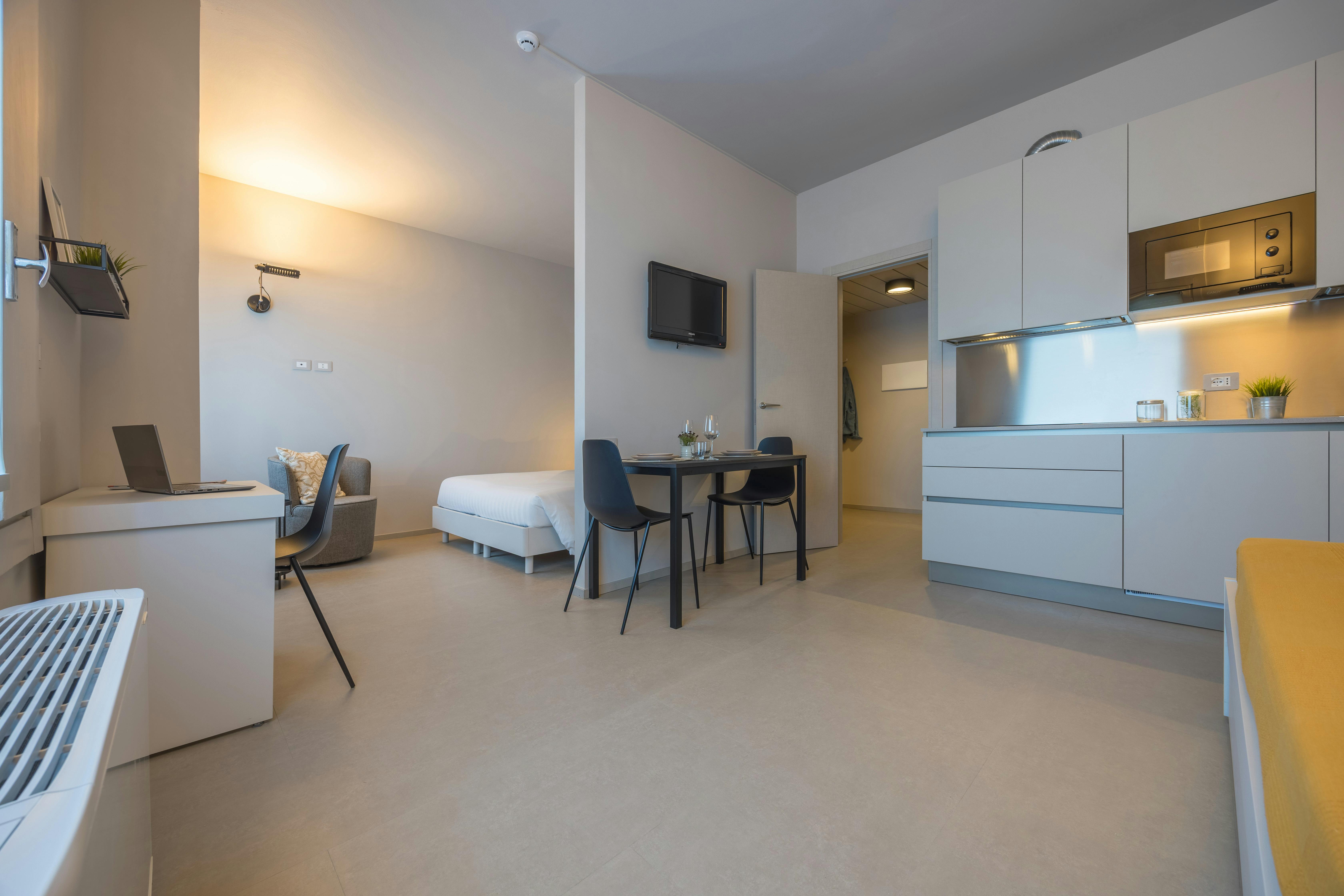 Apartment for rent for €2,100 per month in Milan, Via Antonio Cesari