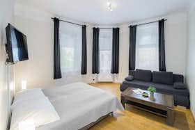 Apartment for rent for €2,400 per month in Vienna, Familienplatz