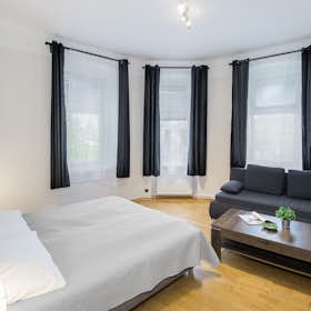Apartment for rent for €2,400 per month in Vienna, Familienplatz