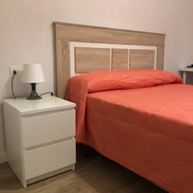 Privé kamer for rent for € 300 per month in Oviedo, Calle Llano Ponte