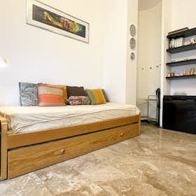 Apartment for rent for €1,400 per month in Milan, Via Giuseppe Candiani