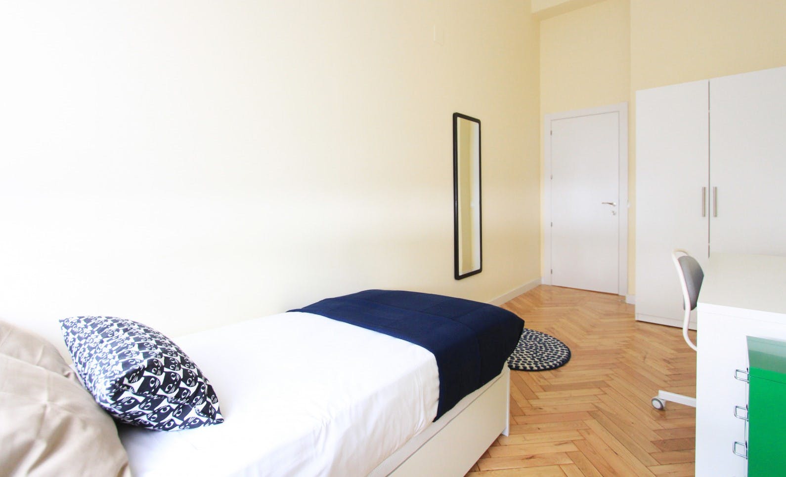 Private room for rent for €660 per month in Madrid, Calle de Amado Nervo