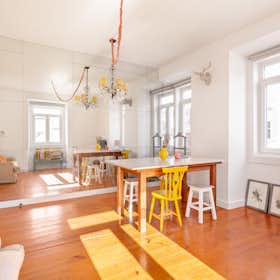 Apartment for rent for €4,050 per month in Lisbon, Rua dos Mouros