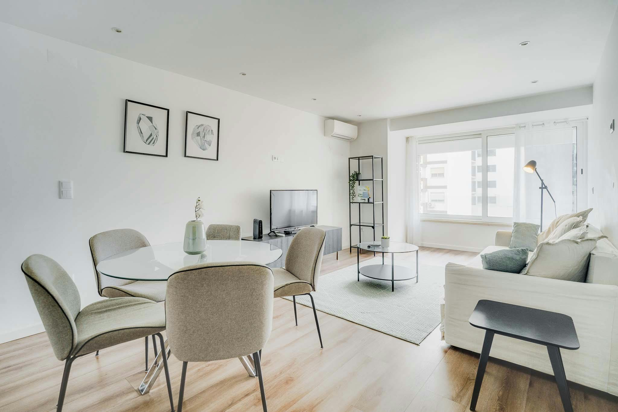 Apartment for rent for €1,869 per month in Lisbon, Rua Basílio Teles