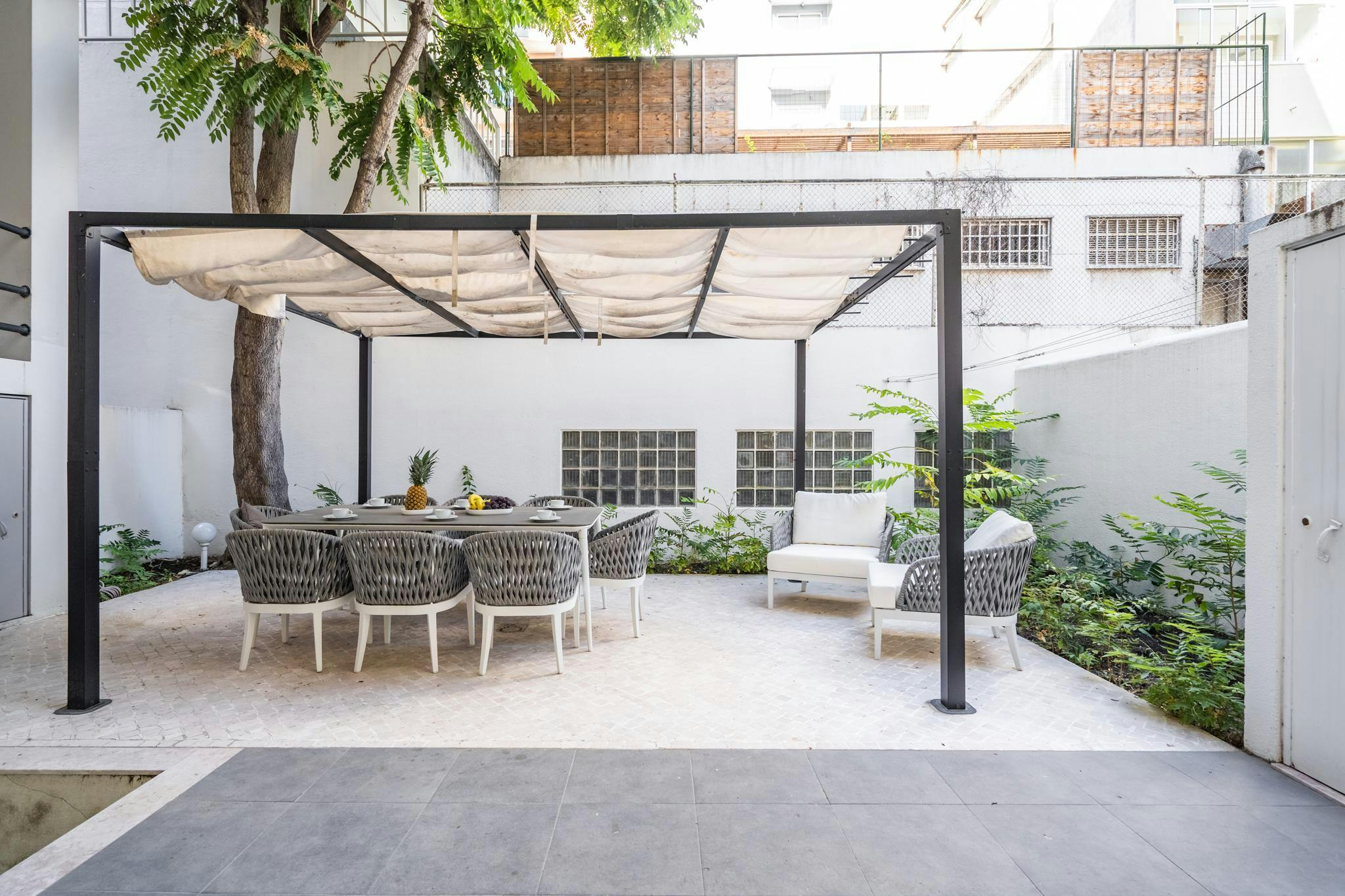 Apartment for rent for €5,200 per month in Lisbon, Rua da Sociedade Farmacêutica