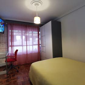 Отдельная комната сдается в аренду за 320 € в месяц в Oviedo, Calle Benjamín Ortiz