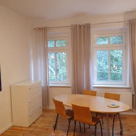 Apartment for rent for €1,425 per month in Berlin, Helmholtzstraße