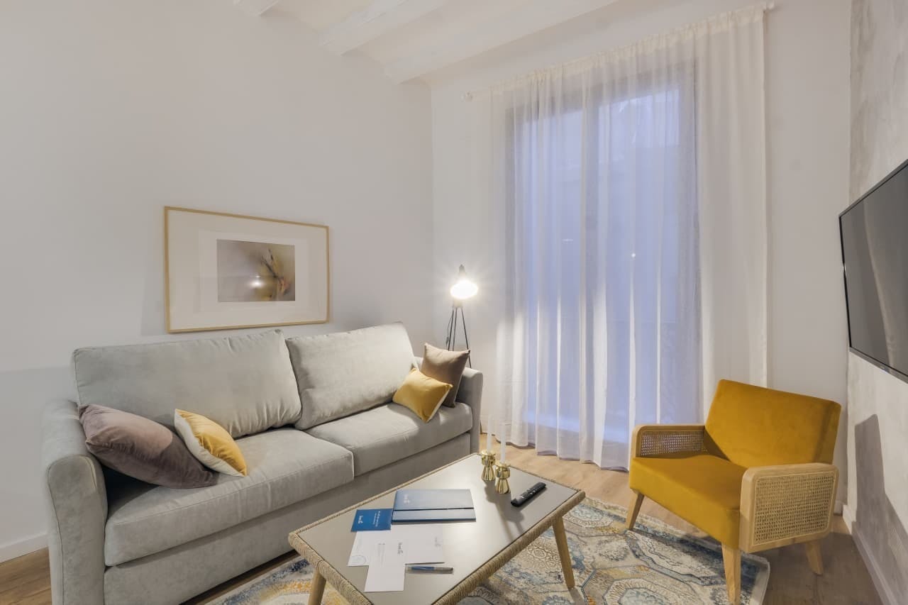 Apartment for rent for €3,802 per month in Barcelona, Carrer d'en Serra