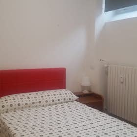 Private room for rent for €900 per month in Milan, Alzaia Naviglio Pavese