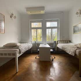 Mehrbettzimmer zu mieten für 300 € pro Monat in Ljubljana, Miklošičeva cesta