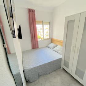 Private room for rent for €345 per month in Sevilla, Barriada La Palmilla