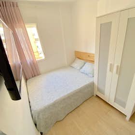 Private room for rent for €295 per month in Sevilla, Avenida San Lázaro