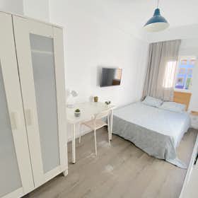 Private room for rent for €375 per month in Sevilla, Avenida Sánchez Pizjuan