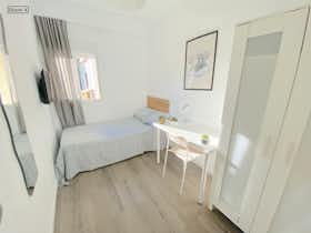 私人房间 正在以 €360 的月租出租，其位于 Sevilla, Avenida Sánchez Pizjuan