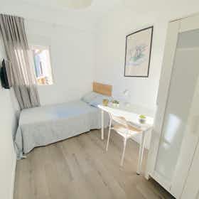 Отдельная комната сдается в аренду за 360 € в месяц в Sevilla, Avenida Sánchez Pizjuan