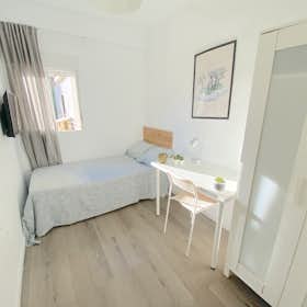 Privé kamer te huur voor € 360 per maand in Sevilla, Avenida Sánchez Pizjuan