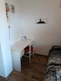 私人房间 正在以 €350 的月租出租，其位于 Mondovì, Via del Mazzucco