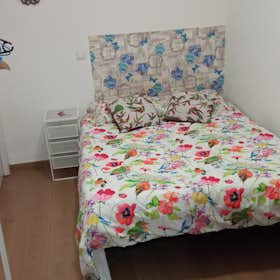 Private room for rent for €675 per month in Madrid, Calle Virgen de la Alegría