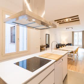 Apartment for rent for €2,205 per month in Barcelona, Carrer La Rambla