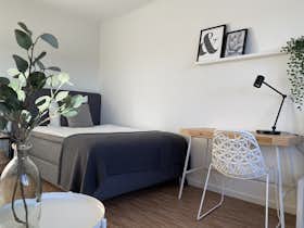 Appartement te huur voor € 1.790 per maand in Köln, Waldecker Straße