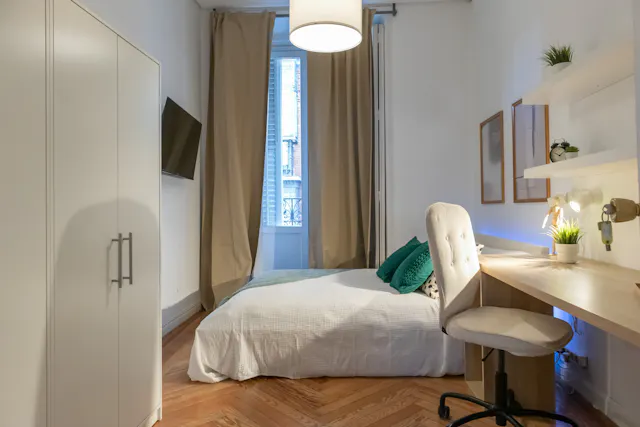 Private room in Calle de la Plaza, Madrid (1081305) room image 1