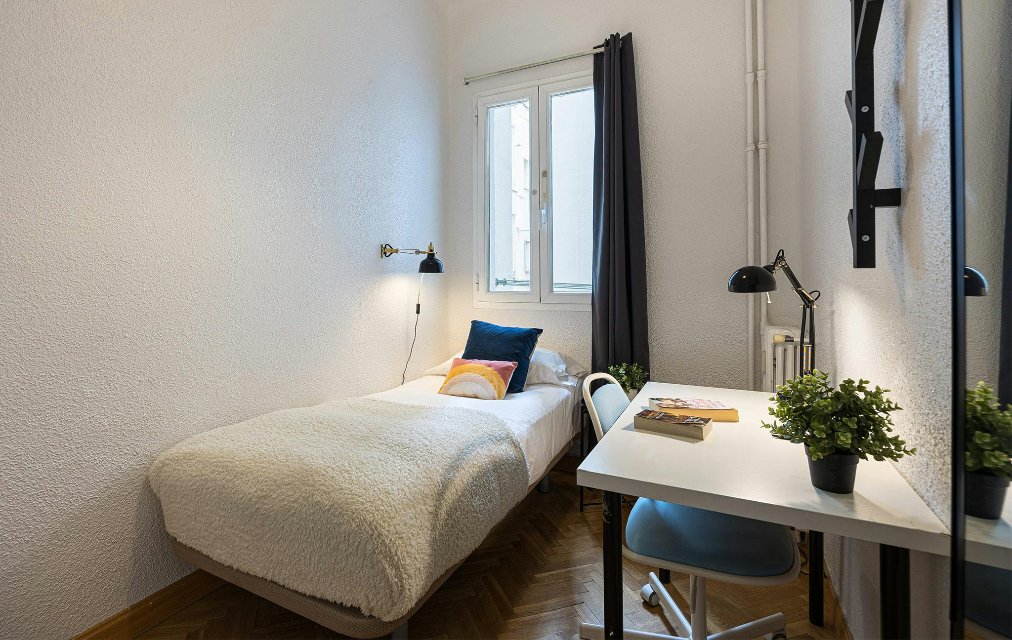 Private room for rent for €660 per month in Madrid, Calle de Ibiza