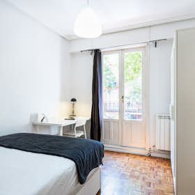 Private room for rent for €560 per month in Madrid, Calle Francos Rodríguez