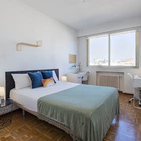 Private room for rent for €825 per month in Madrid, Calle de Orense