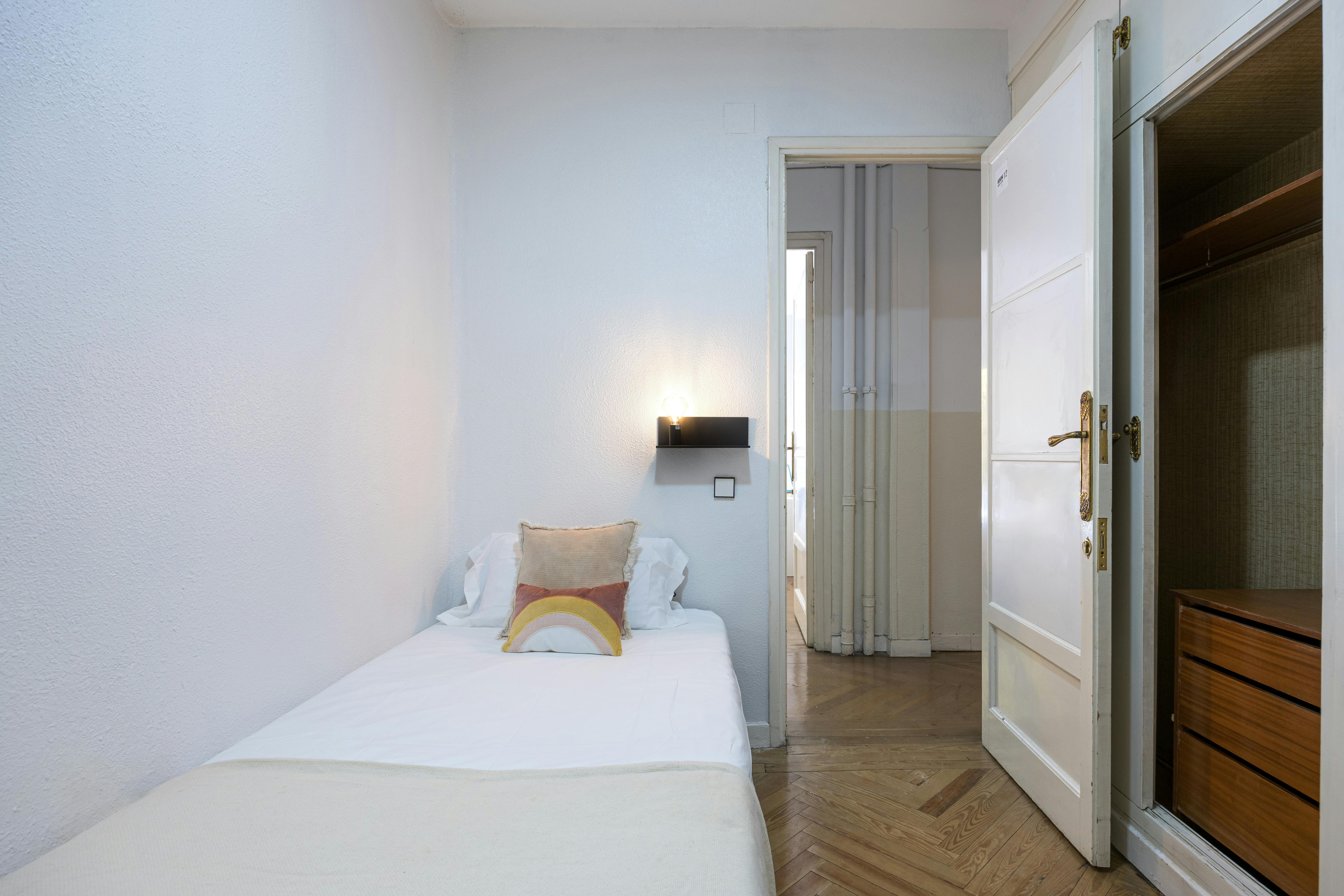 Private room for rent for €680 per month in Madrid, Calle de Sagasta