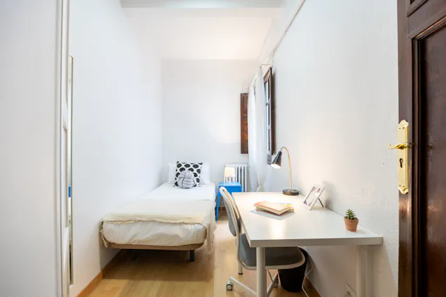 Private room in Calle de Palos de la Frontera, Madrid (1083478) room image 1