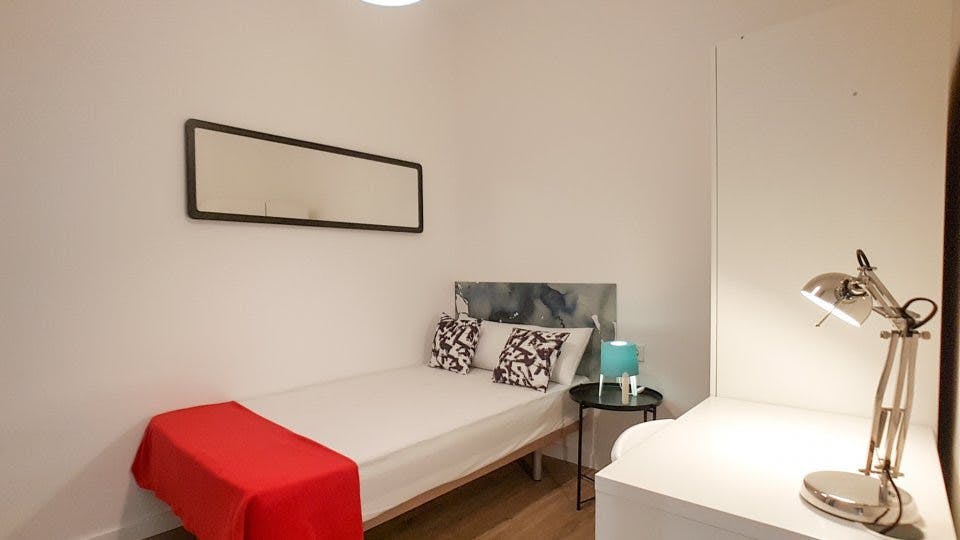 Private room for rent for €600 per month in Barcelona, Gran Via de les Corts Catalanes